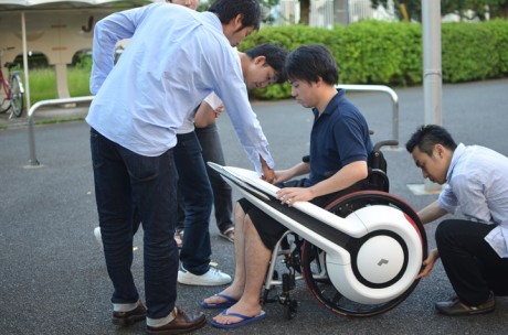 Японцы придумали электромобиль для инвалидов